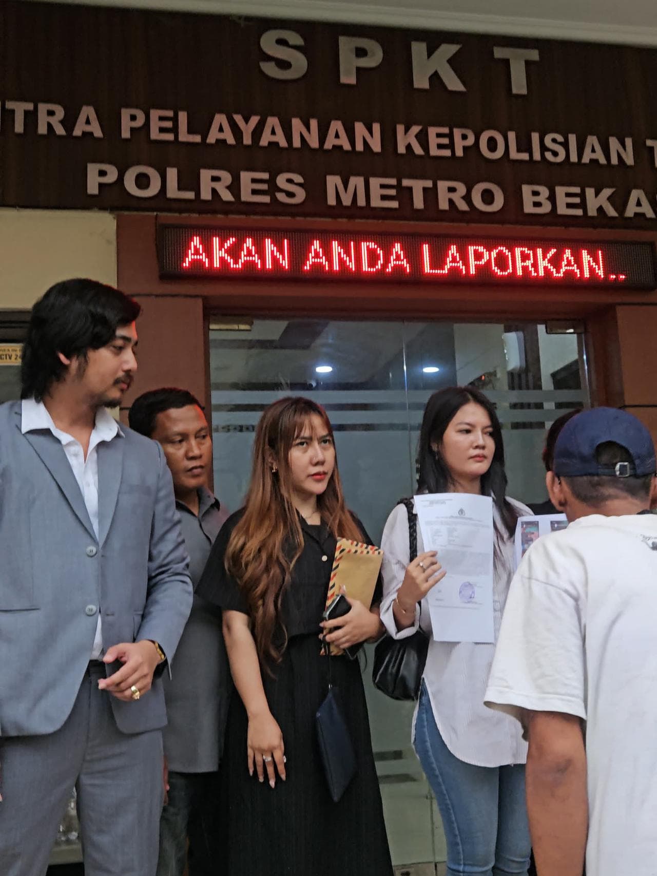 Profil Reno Wandika di Media